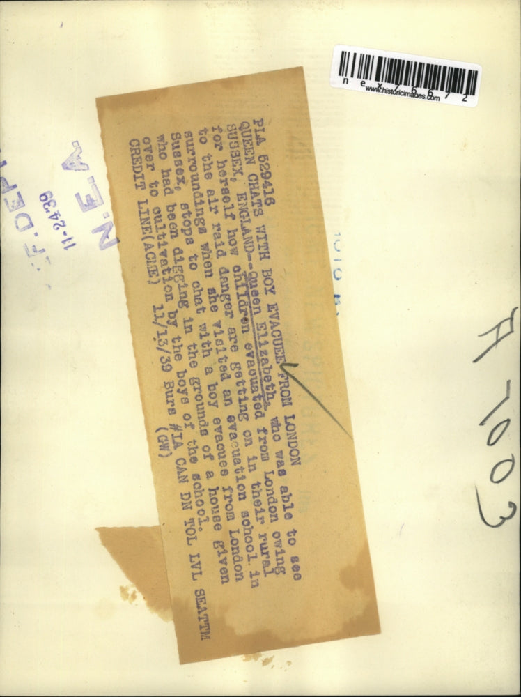 1939 Press Photo Queen Elizabeth Speaking with Child Evacuee from London