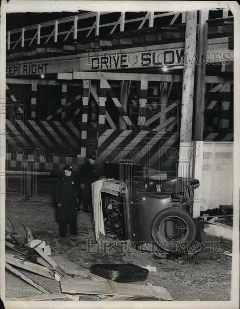 1932 Press Photo Sunrise Highway Long Island Automobile Overturned