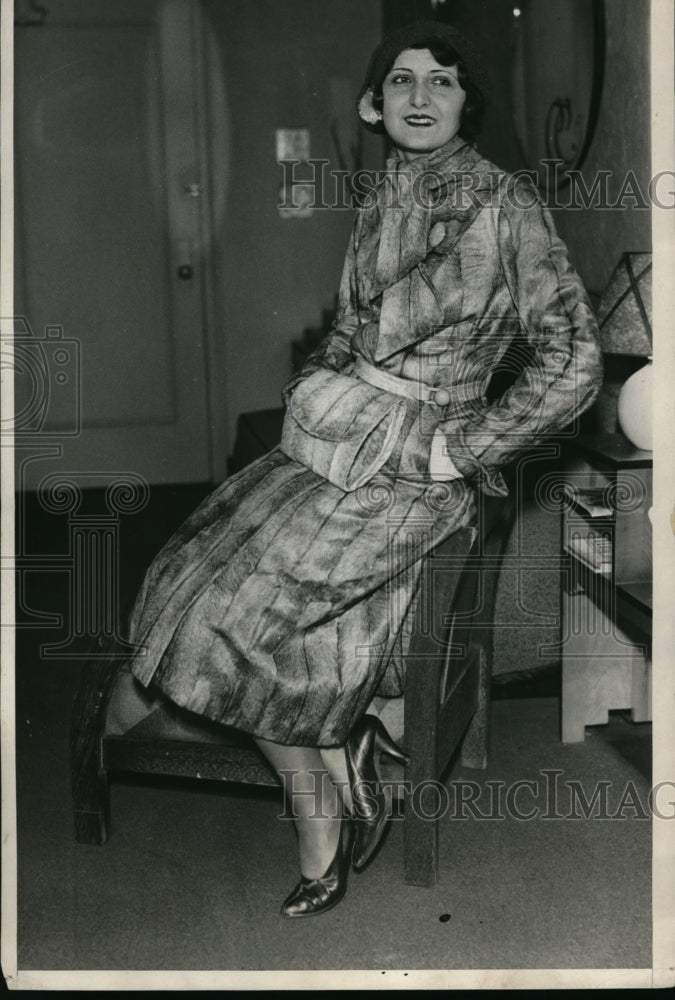 1931 Press Photo Svelt & swagger is this fitted & belted coat