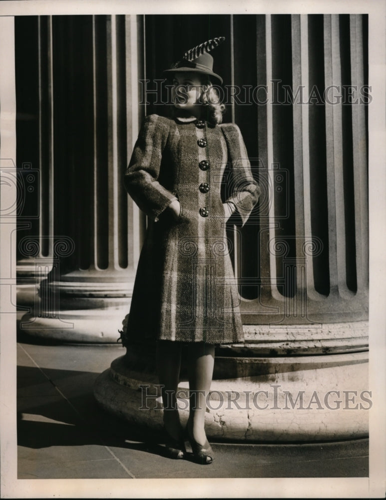 1940 Press Photo Plaid Three Piece Suit with Longer Jacket &amp; Slim Shorter Skirt- Historic Images