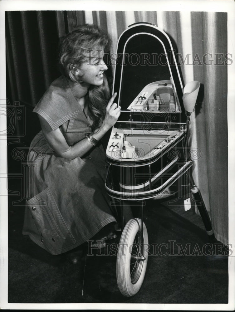 1959 Press Photo Offenbach Germany cosmetic table on wheels demoed - nex76842