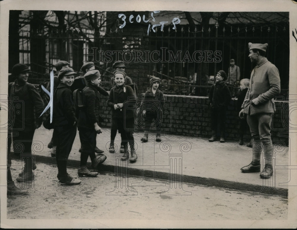 1929 Press Photo Coal blockade in the Ruhr as schoolkids look on visitors