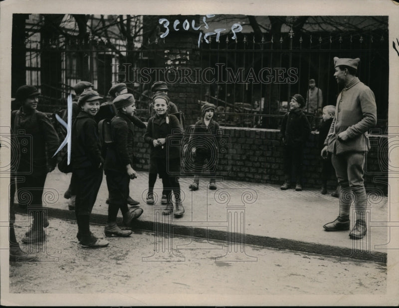 Load image into Gallery viewer, 1929 Press Photo Coal blockade in the Ruhr as schoolkids look on visitors

