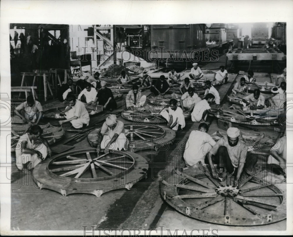 1942 Press Photo Workers build gun firing platforms at railway workshop in India