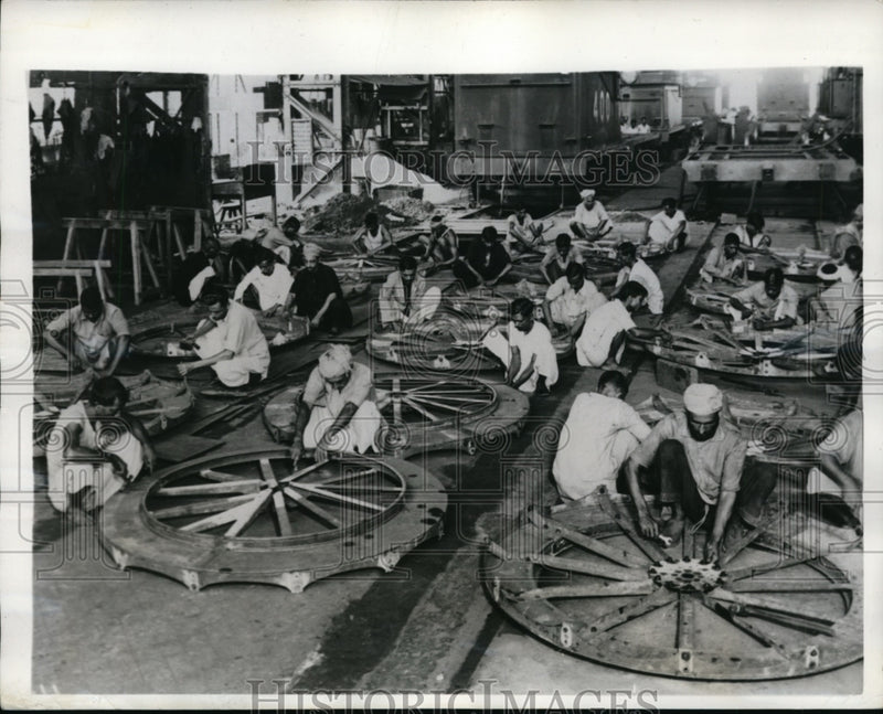 Load image into Gallery viewer, 1942 Press Photo Workers build gun firing platforms at railway workshop in India
