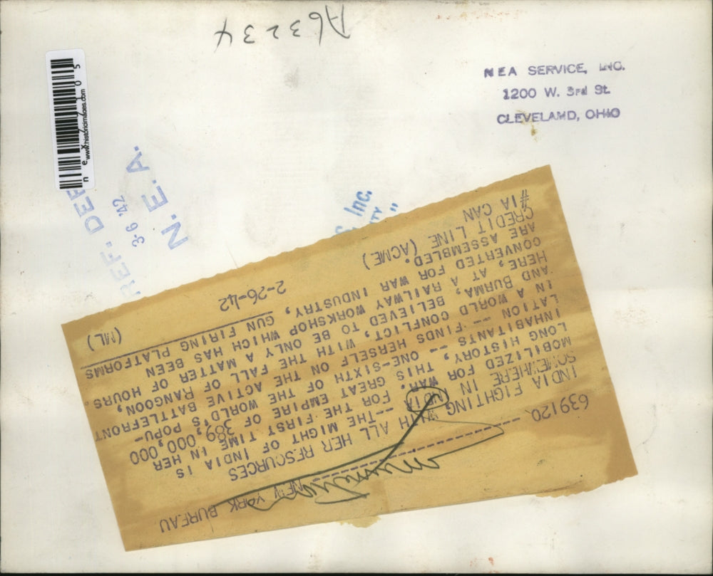 1942 Press Photo Workers build gun firing platforms at railway workshop in India