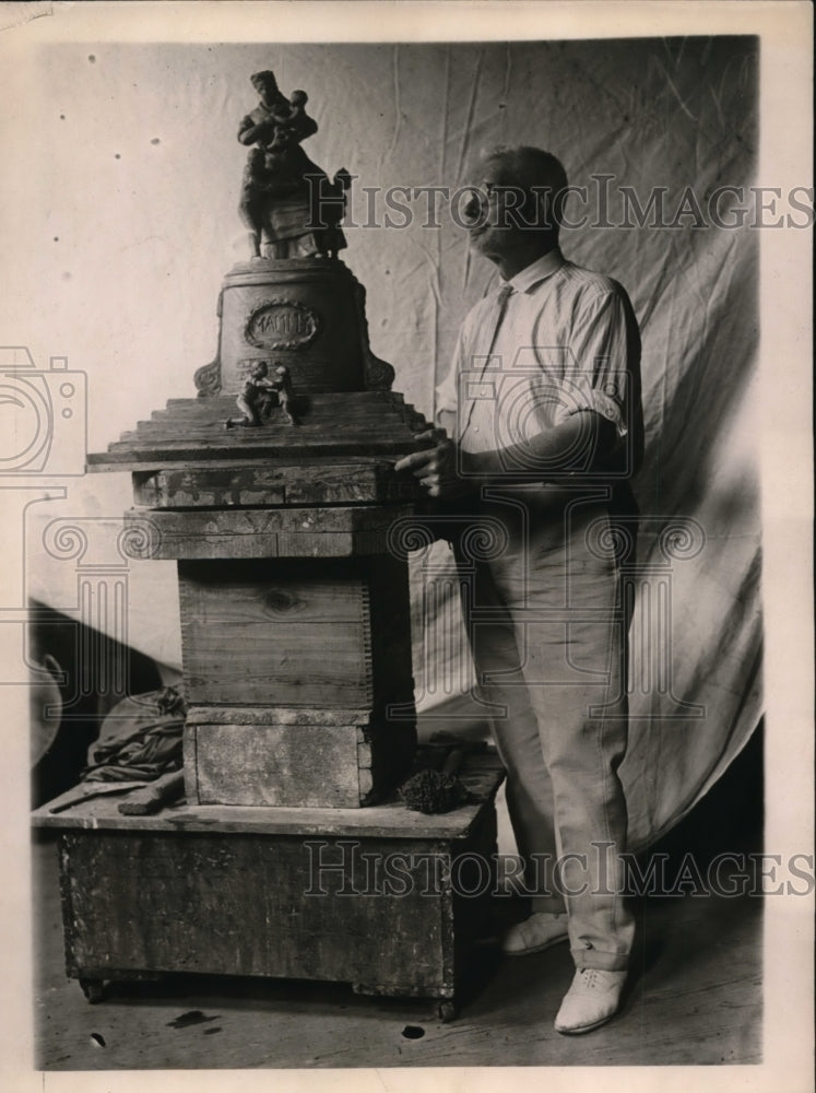 1923 Press Photo Mr Ulric SJ Dunbar & His Statue Commemorating Hammy