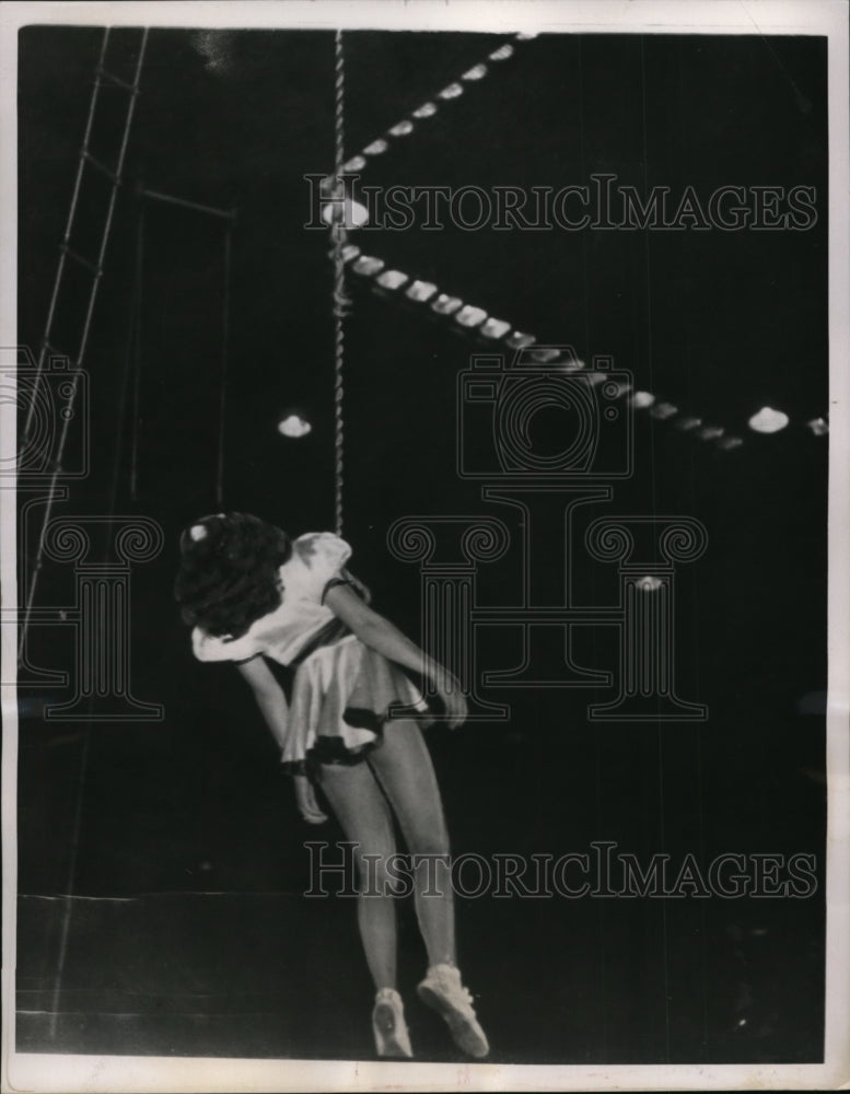 1939 Press Photo Henrietta Wallenda lowered to safety after feinting 40 feet up