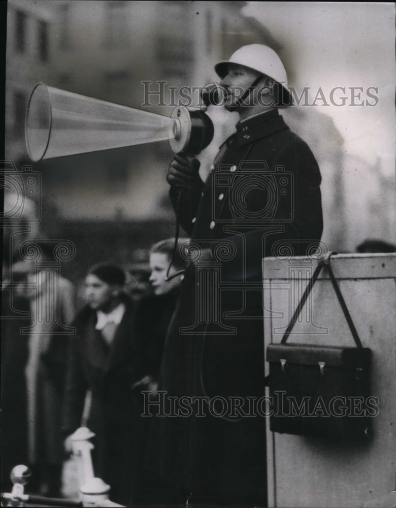 1936 Press Photo Brussels traffic police & megophone vs jay walkers