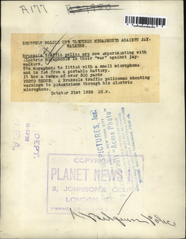 1936 Press Photo Brussels traffic police & megophone vs jay walkers