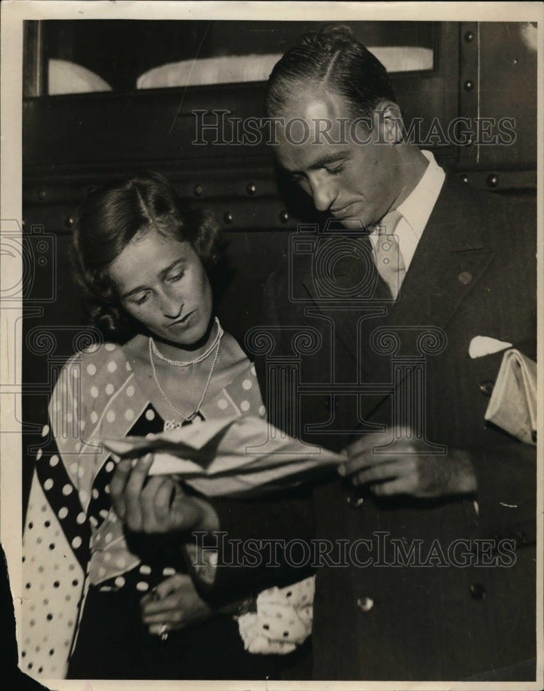 Load image into Gallery viewer, 1932 Press Photo Mr &amp; Mrs James Roosevelt son of the President
