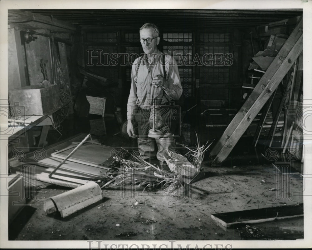 1945 Press Photo Basement Flooded Knee Deep Water Edward Foster's Home Seattle
