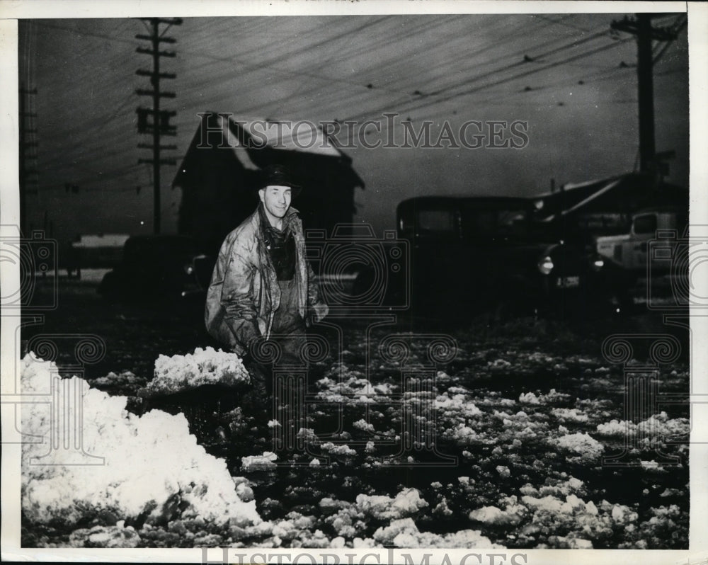 1935 Press Photo Seattle Street Department Employee Wades Through Slush