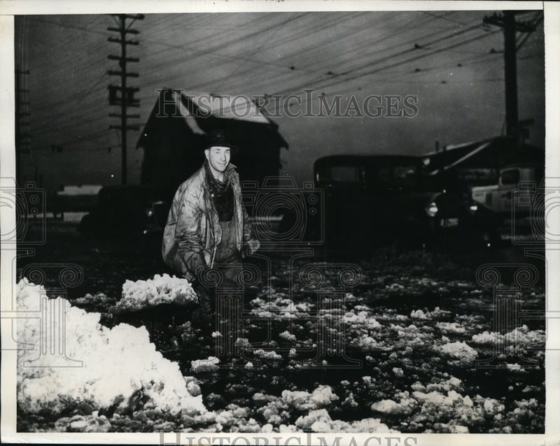 Load image into Gallery viewer, 1935 Press Photo Seattle Street Department Employee Wades Through Slush
