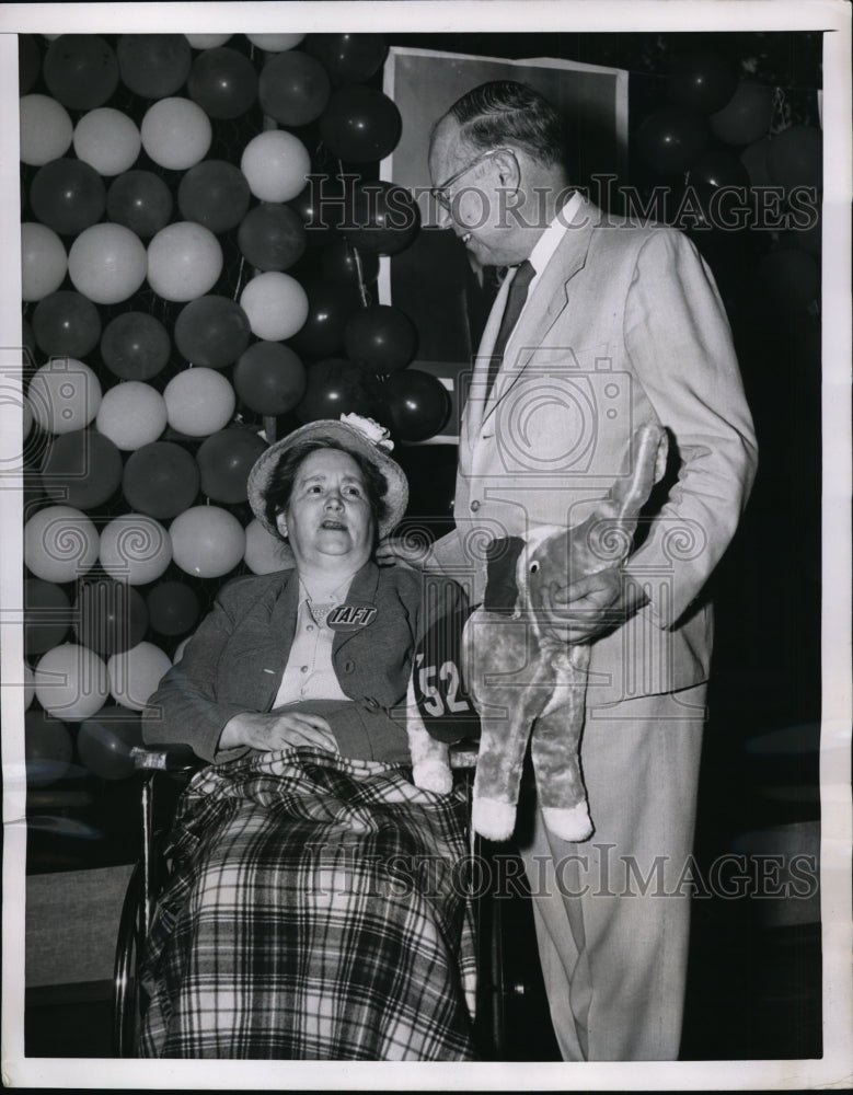 Load image into Gallery viewer, 1952 Press Photo Presidential Hopeful Senator Robert Taft &amp; Mrs Taft in Maryland
