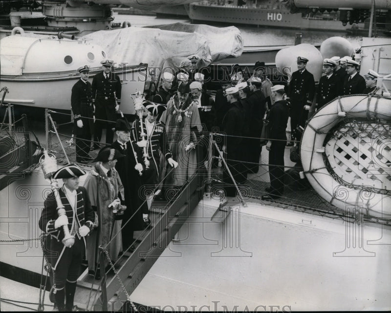Load image into Gallery viewer, 1939 Press Photo Mayors Newnham, Gillingham, Haws &amp; S Knight visit a ship
