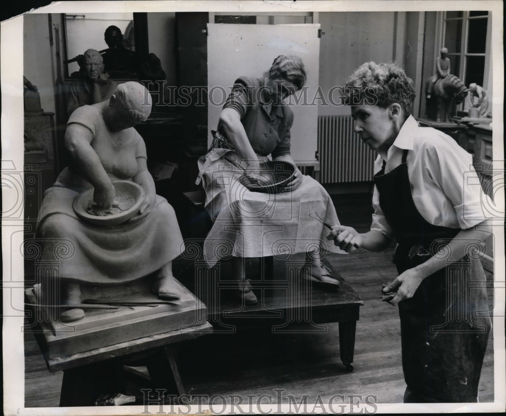 1947 Press Photo Miss Marie Sanford Sculpting Woman Mashing Buttermilk to Butter