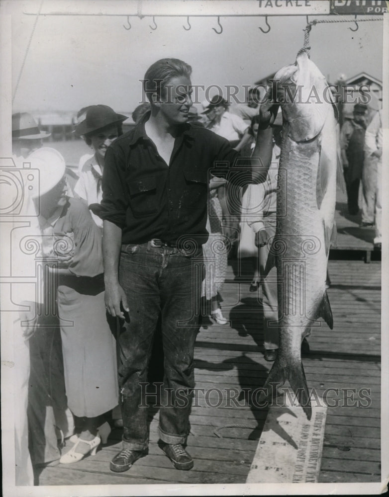 Load image into Gallery viewer, 1937 Press Photo Ellioy Roosevelt &amp; Tarpon caught by Pres Roosevelt
