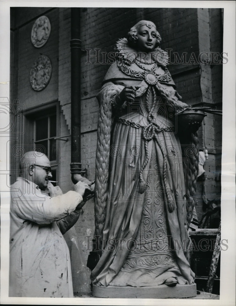 1962 Press Photo London England Frederick Mancini & his sculpture of Queen