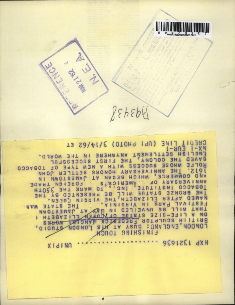 1962 Press Photo London England Frederick Mancini & his sculpture of Queen