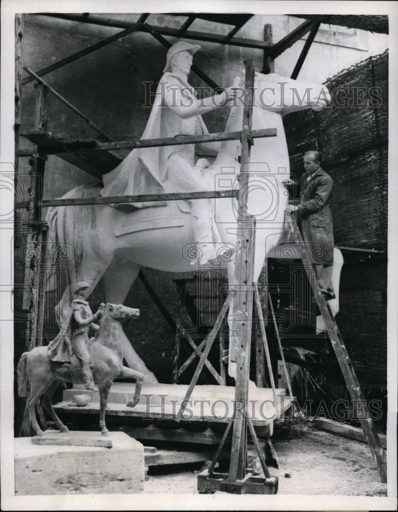 1953 Press Photo Rome sculptor Silvio Olivio & statue of Gen Jose de San Martin