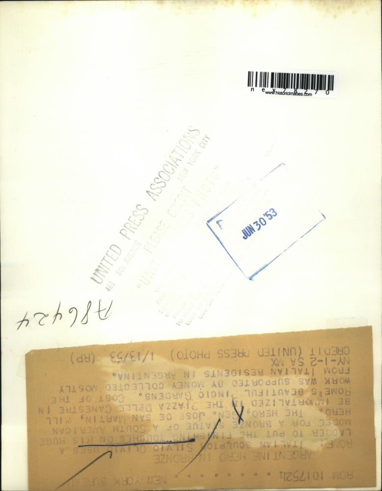 1953 Press Photo Rome sculptor Silvio Olivio & statue of Gen Jose de San Martin