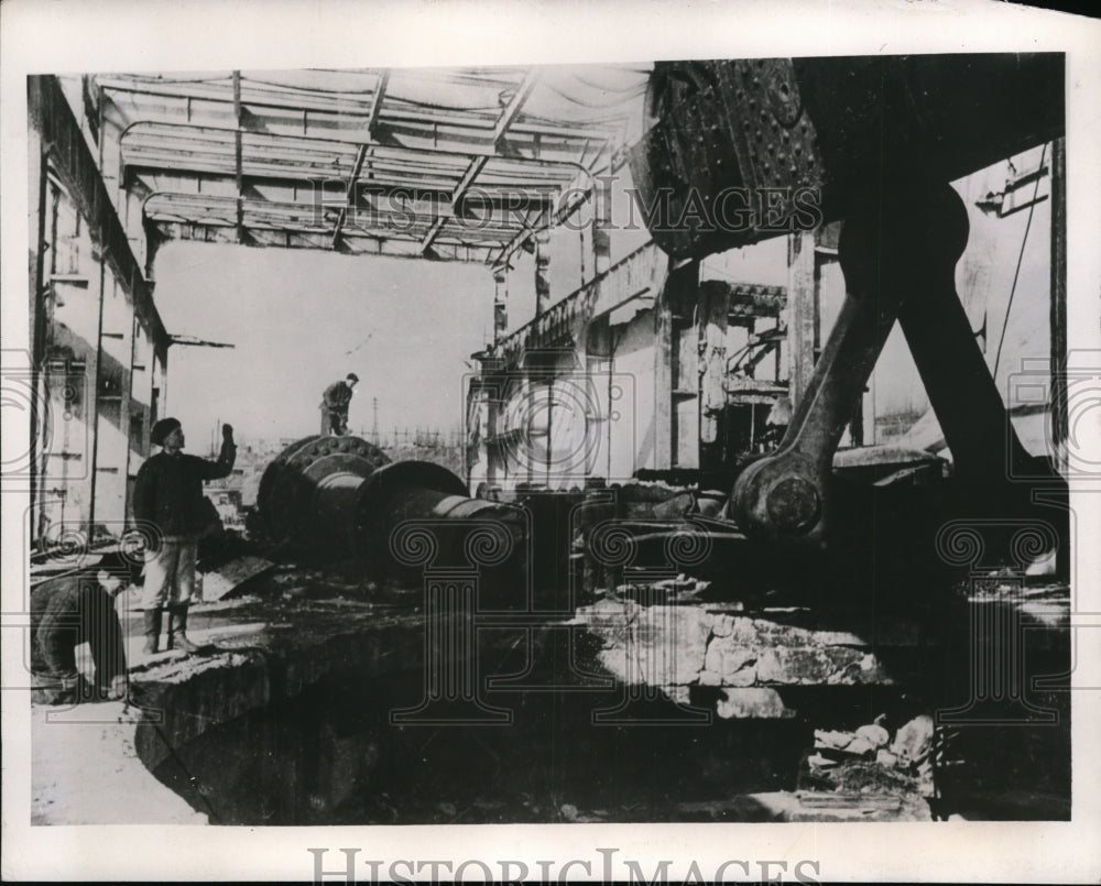 1946 Press Photo Russia Dnieper Dam ass workers move machinery