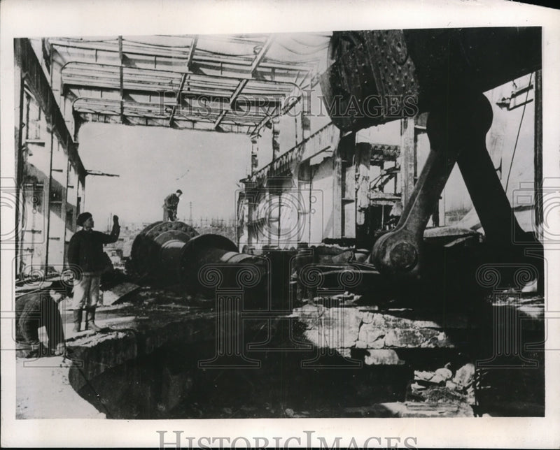 Load image into Gallery viewer, 1946 Press Photo Russia Dnieper Dam ass workers move machinery
