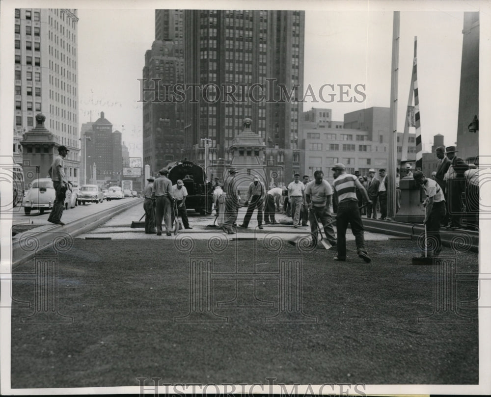 1952 Press Photo Rubber Pellet Cushion Applied to Michigan Avenue Bridge Chicago