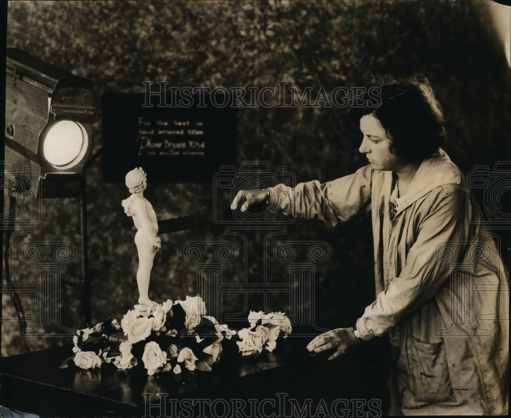 1922 Press Photo Grace Wallis and tiny statue - nex78451