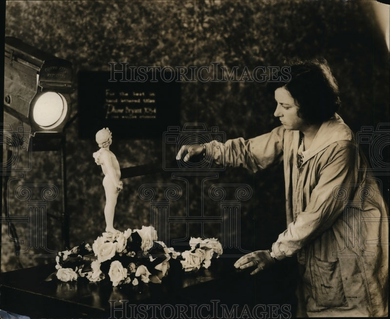 Load image into Gallery viewer, 1922 Press Photo Grace Wallis and tiny statue - nex78451
