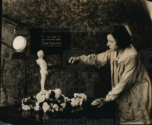 1922 Press Photo Grace Wallis and tiny statue - nex78451