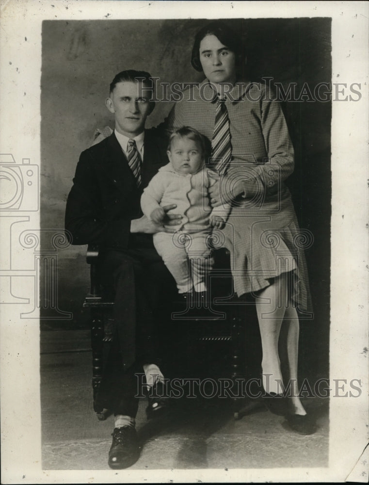 Load image into Gallery viewer, 1929 Press Photo Savannah Ga Mr &amp; Mrs EG Olsen &amp; baby before ship to Norway
