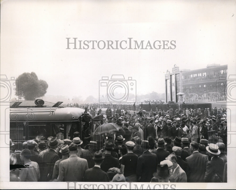 1939 Press Photo Paris Fred Snite Jr in iron lung on tour in France - nex78646