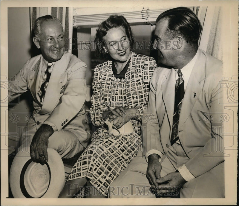 Load image into Gallery viewer, 1944 Press Photo Chicago LW Chips Robert Jr, Mr &amp; Mrs AB Chandler,
