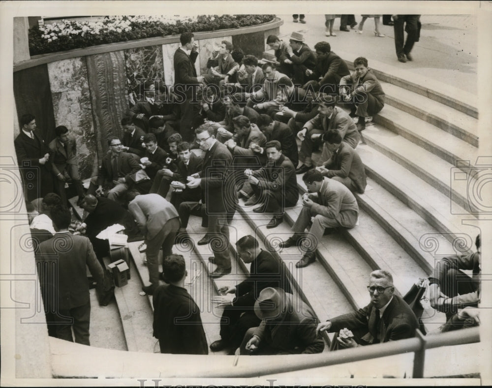 1960 Press Photo Milan Italy visitors at Annual sample Fair - nex78672