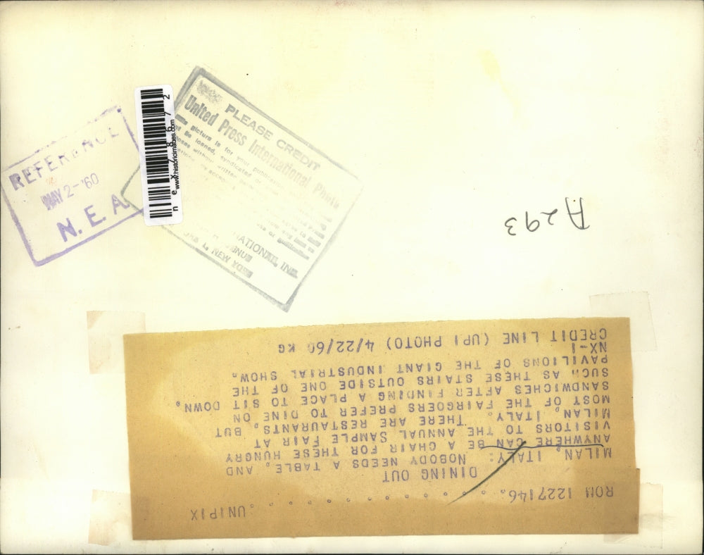 1960 Press Photo Milan Italy visitors at Annual sample Fair - nex78672