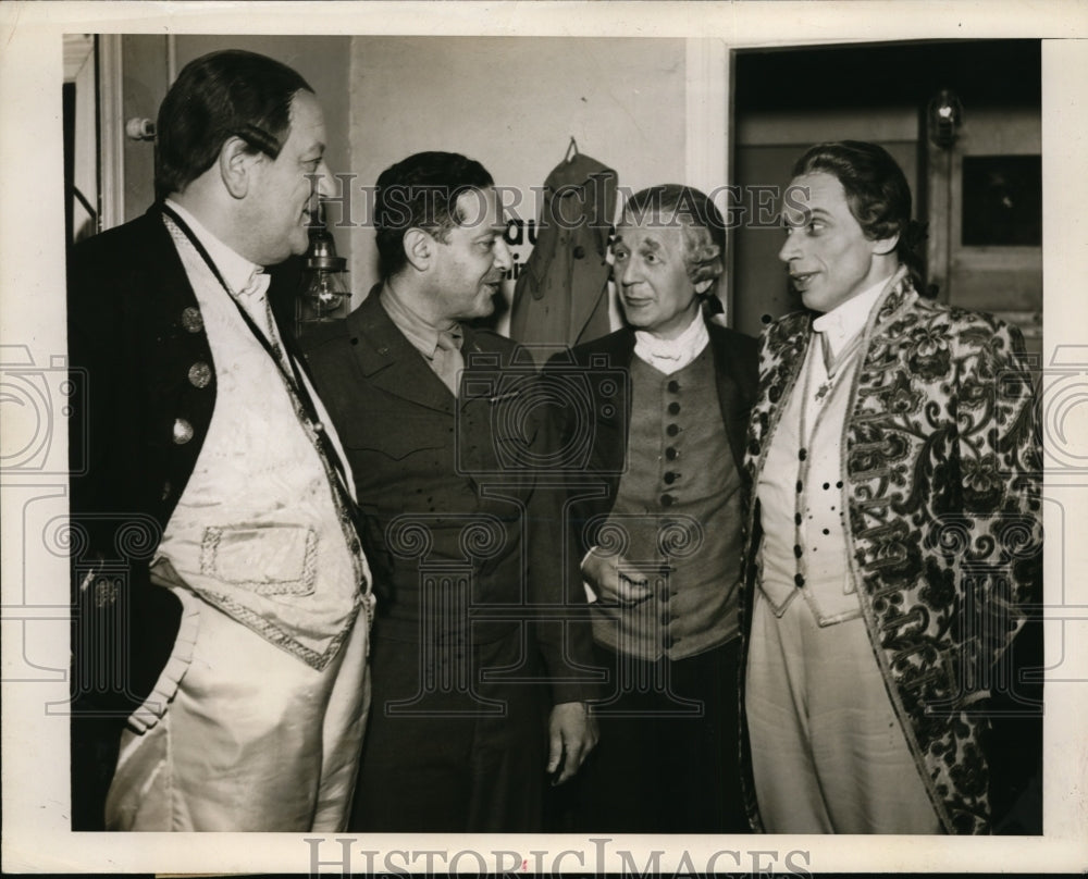 1945 Press Photo Berlin Curt Riess NEA correspondent, & performers at Deutches