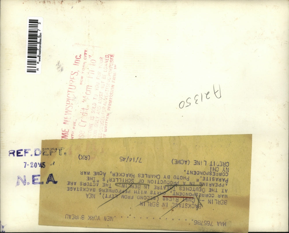 1945 Press Photo Berlin Curt Riess NEA correspondent, & performers at Deutches