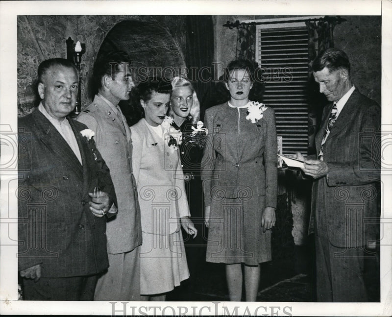 Load image into Gallery viewer, 1946 Press Photo Jean Pauline Carbone marries Capt DA Bebghen in Reno NV
