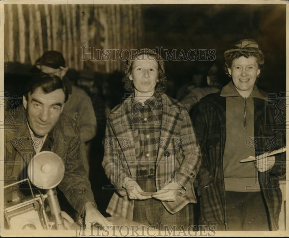 1943 Press Photo Hunters Mrs OL Brammer, Mrs Claud Westfall Athens Ohio