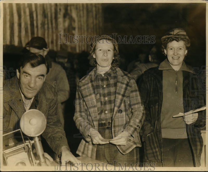 Load image into Gallery viewer, 1943 Press Photo Hunters Mrs OL Brammer, Mrs Claud Westfall Athens Ohio
