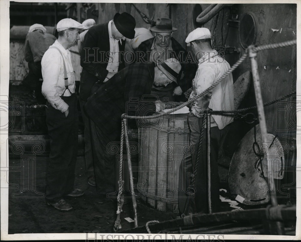 1946 Press Photo Thirty minute demonstration halts waterfront activity