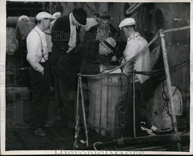 Load image into Gallery viewer, 1946 Press Photo Thirty minute demonstration halts waterfront activity
