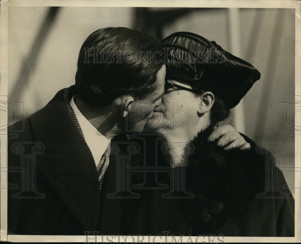 1925 Press Photo Sgt Joe J Loftus greeted by wife as he returns from duty
