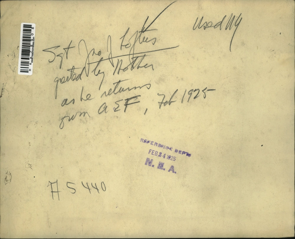 1925 Press Photo Sgt Joe J Loftus greeted by wife as he returns from duty