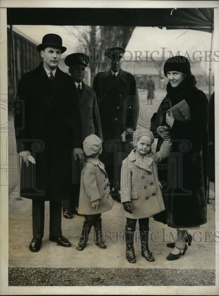Load image into Gallery viewer, 1931 Press Photo Mrs Herbert Hoover &amp; Son Allen with Grandchildren Horse Show
