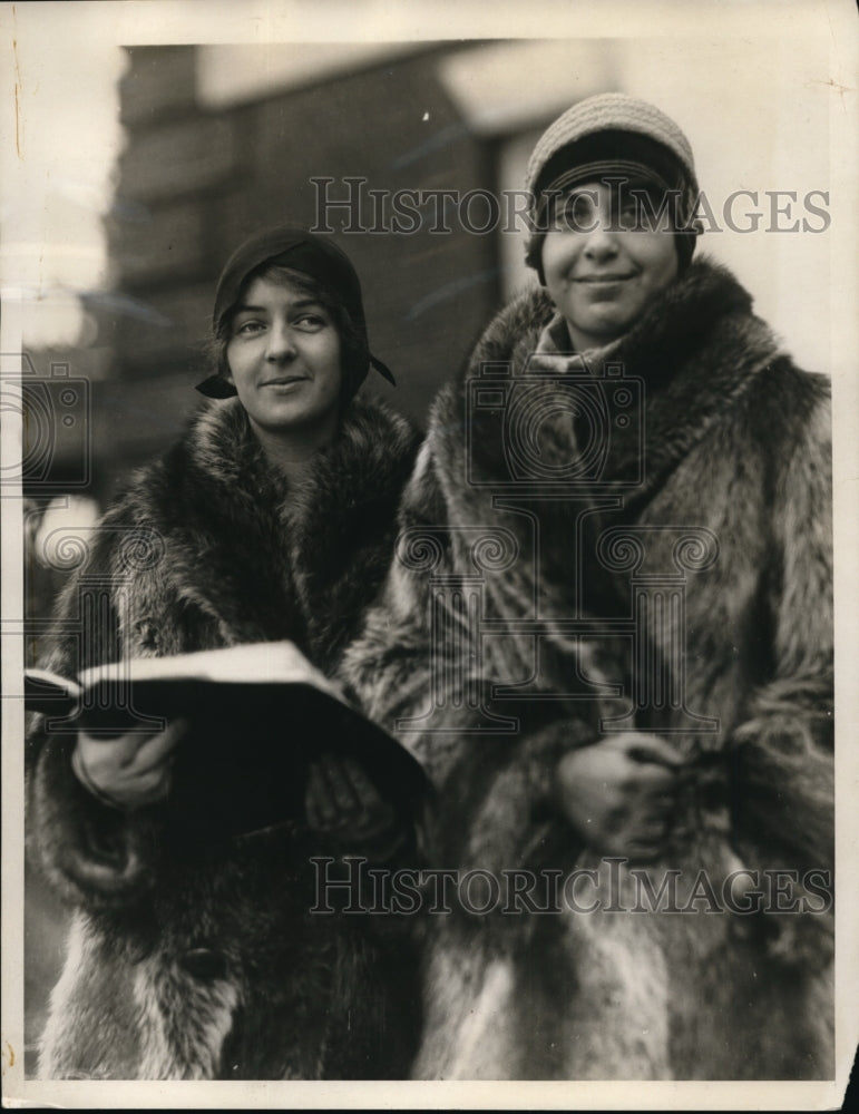 1929 Press Photo Helen Lingenfeiter, Eleanor Mandelbaum at Radcliffe College