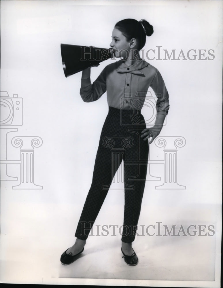 Load image into Gallery viewer, 1959 Press Photo NYC Sub teen fashions by Wondertails designs - nex79104
