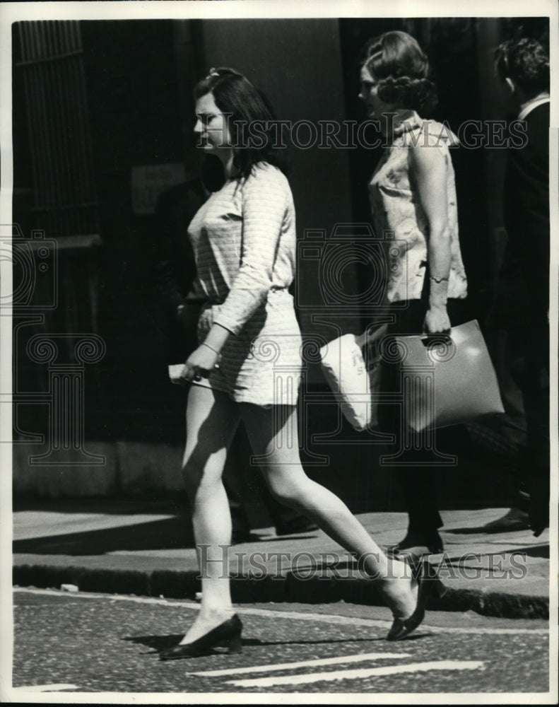 Load image into Gallery viewer, 1968 Press Photo London Mini skirt fashions seen around the city - nex79113
